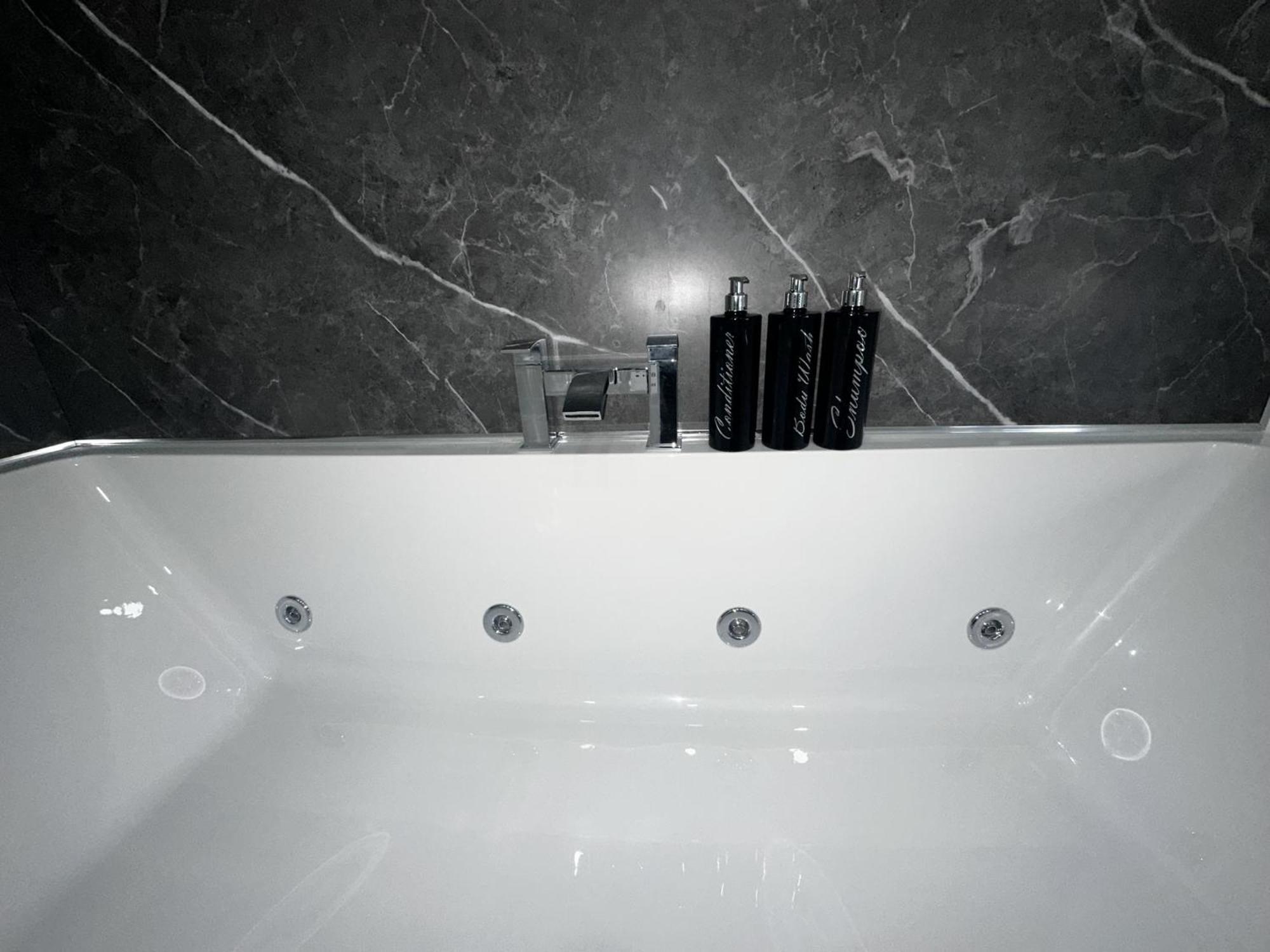 New Osborne Luxury Hottub And Jacuzzi Suites Blackpool Kamer foto